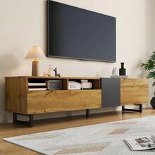 Mueble para TV con bloques de color, diseño sencillo de colores contrastantes, tres puertas y dos compartimentos, patas metálicas en forma de U, veta de madera retro. - Caqui - Ver 8