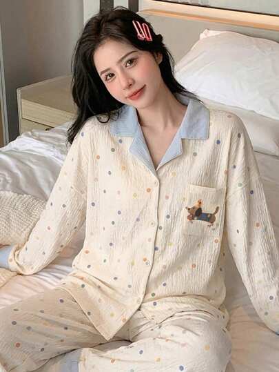 两件套女士睡衣套装，彩色波点印花长袖翻领开衫上衣带口袋，卡通狗狗图案，波点印花长裤，舒适时尚，适合春、秋、冬居家休闲穿着。