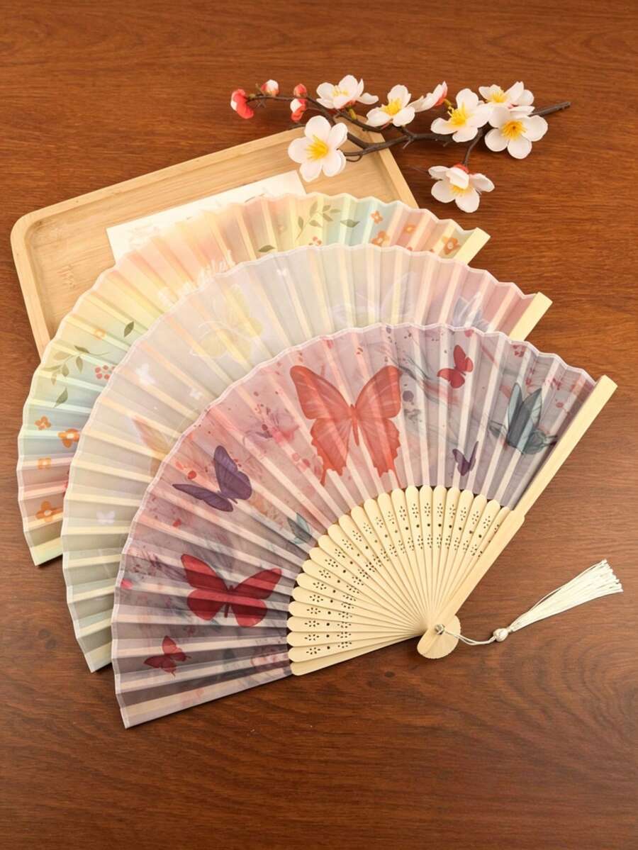 1把中国风蝴蝶折扇,水彩水墨画风格,空灵飘逸,优雅的蝴蝶图案,开合顺畅,易于收纳,搭配精致白色流苏,清爽宜人,适合夏季使用,百搭汉服、新款中国风服饰、摄影、日常通勤等场合,兼具美观与品质,是文艺青年女性的必备配饰。 - 水墨蝴蝶扇子 - 查看 1