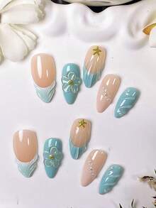 10 piezas de uñas postizas de almendra hechas a mano, estilo francés en color verde azulado con tallado de ondas de agua sobre una base nude. Las puntas francesas están pintadas a mano en verde azulado con un degradado blanco a azul. Estas uñas están hechas a mano con patrones estereoscópicos 3D de conchas, ondas de agua y tallados transparentes, acentuados con perlas blancas y decoraciones de estrellas de mar doradas. - Azul menta - Ver 5