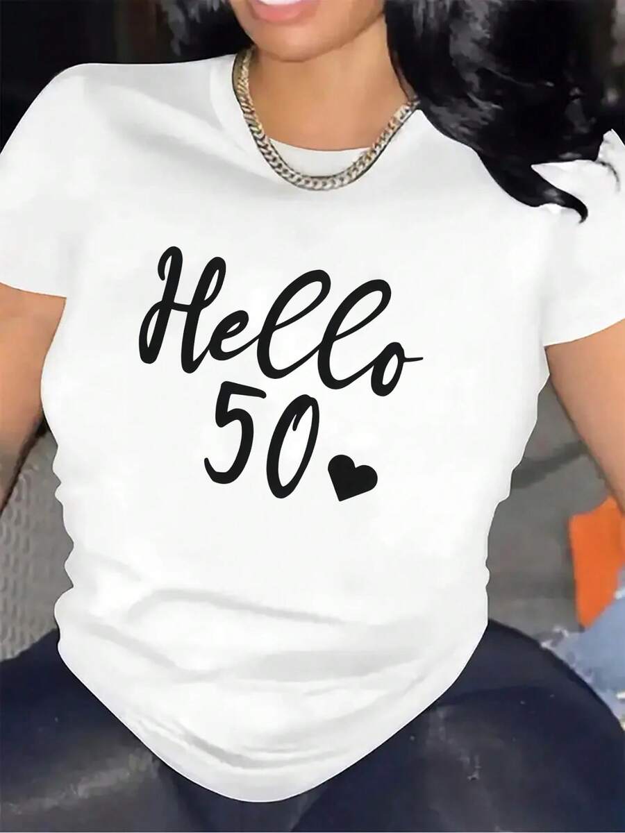 Una elegante camiseta blanca y negra con diseño o 50, perfectara celebraciones. Es duradero, cómodo y adecuado para actividades tanto en interiores como al aire , por lo que es una opción i para las mujeres.