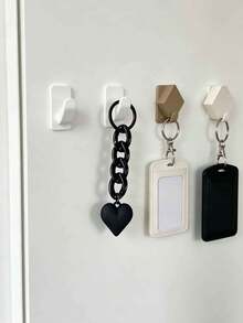 1个黑色心形链条汽车钥匙链吊坠，亚克力心形钥匙扣挂件，可用于包包、耳机、配件等。 - 愛心 - 查看 1
