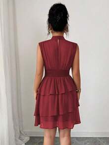 Vestido corto italiano de mujer de gasa con cuello pequeño, cintura recogida, volantes en el bajo y sin mangas, para uso casual, viajes, tardes de té, en colores lisos, para primavera/verano - Burdeos - Ver 2