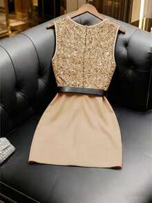 Vestido ajustado de mujer elegante con parches de tela de lentejuelas y de punto, con drapeado, cuello en V, ajuste estilizante, para salir - Champán - Ver 2