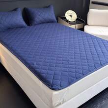 1 pieza Funda protectora suave y cómoda, Sábana de unicolor para dormitorio y habitación de invitados, Colchoneta impermeable con relieve ultrasónico, Cobertura gruesa y completa, Lavable a máquina, Regalo para ocasiones especiales - Azul marino - Ver 2