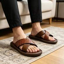 男士棕色交叉绑带凉鞋，透气PU鞋面平底拖鞋，适合夏季海滩、泳池、日常行走、室内/室外穿着，休闲露趾拖鞋，柔软舒适的罗马凉鞋 - 咖啡棕 - 查看 5