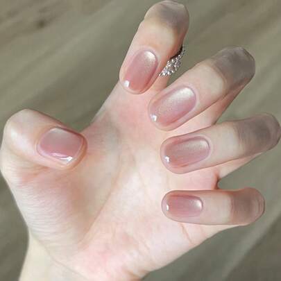 30 Móng giả dán ngắn hình vuông/màu hồng nude trong suốt ánh nhũ hình mắt mèo, móng tròn ngắn, sơn móng tay nhấn mạnh phong cách tối giản, nhẹ nhàng và cá tính khi đi làm, toát lên vẻ quyến rũ thuần khiết. Thuộc về phong cách nghệ thuật làm móng "vẻ đẹp tự nhiên" đa năng và vượt thời gian.