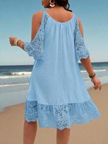 Vestido midi casual de vacaciones con cuello de pico, mangas cortas con hombros abiertos, encaje y tela arrugada en contraste - Celeste - Ver 2