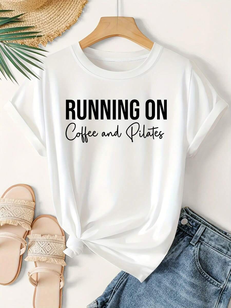 Camiseta impresa "Corriendo en café y Pilates" de las mujeres - diseño de letras modernas minimalistas, manga corta Top de vacaciones casual para el verano y el otoño, Vintage suelto uste versátil camiseta de Pilates en