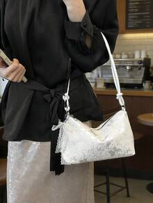 1件白色墨水印花PU法棍腋下包，附結飾寬PU肩帶、珍珠蕾絲蝴蝶結吊飾配件，拉鍊開合，溫柔風通勤小肩背包，白色墨水印花PU法棍肩背包，結飾寬PU肩帶手提包 - 白色 - 查看 4