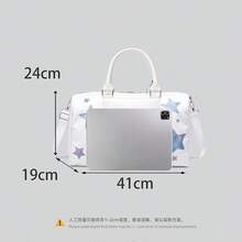 SANRIO Túi xách du lịch thể dục dung tích lớn thời trang mới nhất [Túi thể dục du lịch] Túi tote in hình Katie, Túi du lịch màu trắng, Túi tập yoga ngắn ngày bằng chất liệu PU mới, Túi đeo vai kiểu hoạt hình ngôi sao màu hồng và xanh dương dễ thương, Túi xách đa chức năng với khóa kéo đôi, Ngăn chính + Dây đeo điều chỉnh được, Đế đinh tán kim loại, Quà tặng Ngày của Mẹ/Ngày Valentine/Sinh nhật/Quà tặng thời trang thường ngày - Nhiều màu - Xem 8