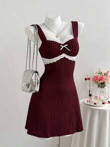Vestido mini de línea A con parches de encaje y lazo en color vino tinto para mujeres - Rojo - Ver 1