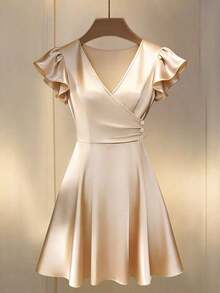 Vestido corto con cuello en V, mangas con volantes y cintura ceñida para mujer, adecuado para fiestas y salir a cenar - Champán - Ver 5