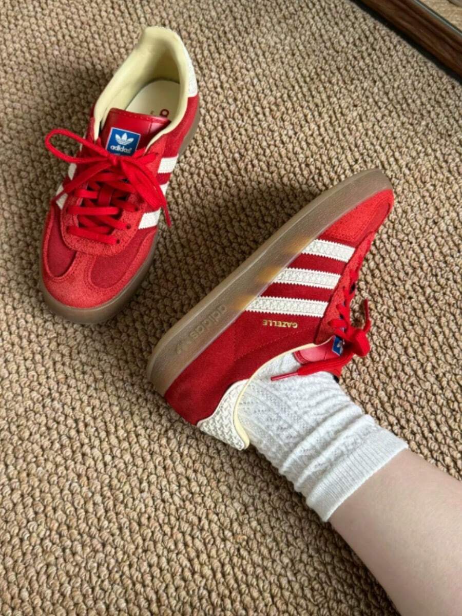 Adidas حذاء رياضي أديداس أوريجينالز غزال إندور للجنسين، إصدار محدود من الجلد، بتصميم كلاسيكي عصري منخفض، باللونين الأحمر والأبيض (IF1808) - الأحمر والأبيض - مشاهدة 1