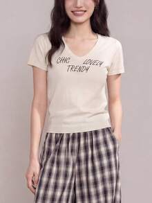 Áo thun nữ cổ chữ V tay ngắn in chữ, kiểu dáng tối giản, thích hợp mặc mùa hè. - Màu be - Xem 4