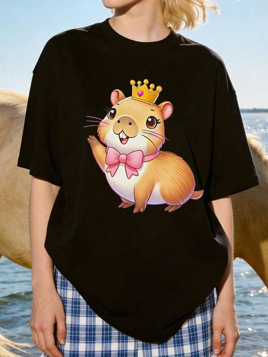 Camiseta de manga corta con cuello redondo suave y casual para mujer, con estampado gráfico de princesa capibara, ideal para uso diario. Color blanco. - Negro - Ver 1