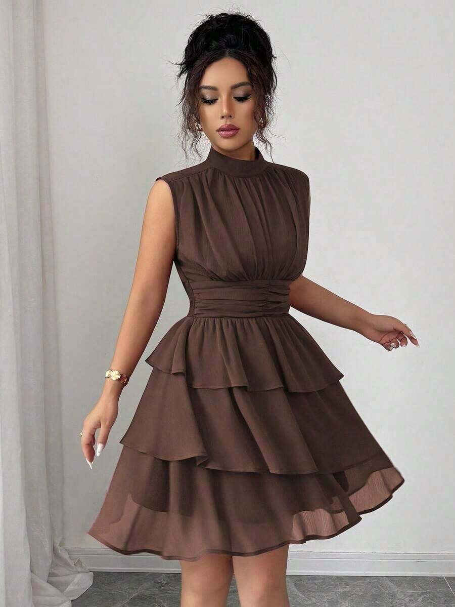Vestido corto italiano de mujer de gasa con cuello pequeño, cintura recogida, volantes en el bajo y sin mangas, para uso casual, viajes, tardes de té, en colores lisos, para primavera/verano - Café integral - Ver 1