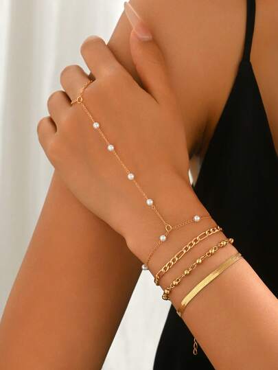 Set de 4 piezas de pulsera de cadena de mano con perlas falsas chapadas en oro, pulsera minimalista de capas con cadena de serpiente y cadena Figaro con cuentas, joyería de mano para mujer para uso diario o de fiesta