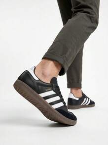 Core Black / Cloud White / Gum