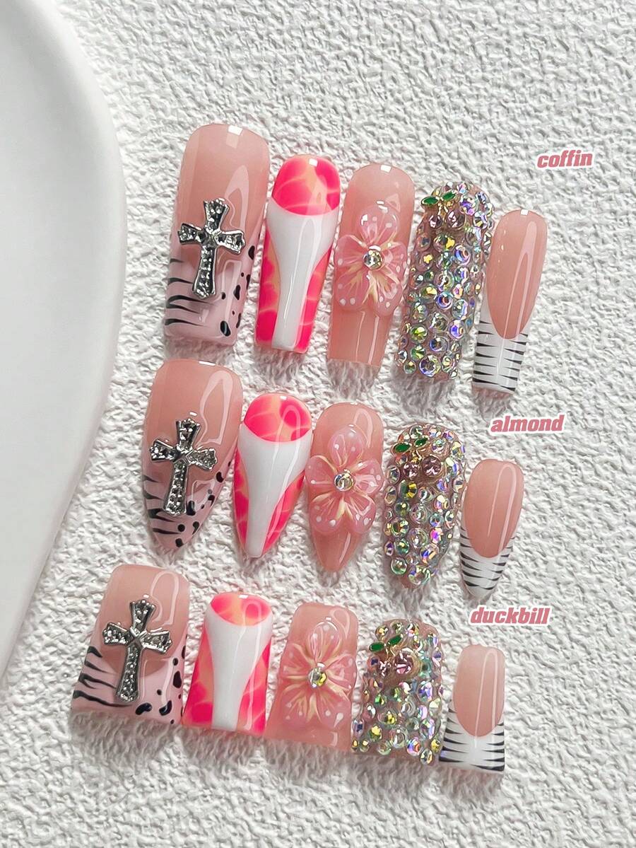 10片裝 Y2K 風格手工穿戴甲,Polygel 美甲套組,3D 貼紙、十字架與櫻桃裝飾,手工雕花花瓣設計,粉色與白色指甲油,酷帥前衛風格,附美甲工具,3 種尺寸可選,杏仁/鴨嘴/棺材形,適合派對、跳舞、日常配戴 - 彩色 - 查看 1