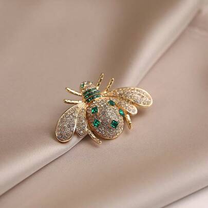 1 Elegante broche de abeja, exclusivo para mujeres - Accesorio de alfiler para chaqueta, suéter Cheongsam de alta gama y exquisito, broche de lujo y elegante de nicho, diseño completo, adecuado para todos, Pascua, fiestas temáticas, Día de los Inocentes, actuaciones en el escenario, Acción de Gracias, Halloween, Año Nuevo y otras ocasiones, también el mejor regalo para parejas