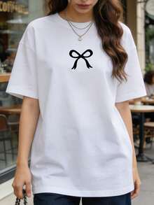 Camiseta de manga corta con cuello redondo suave y casual para mujer, estampado minimalista con lazo negro, adecuada para uso diario casual. Negra. - Blanco - Ver 5