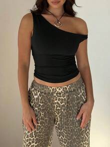 Top casual de manga corta con cuello asimétrico, plisado y unicolor negro - Negro - Ver 3