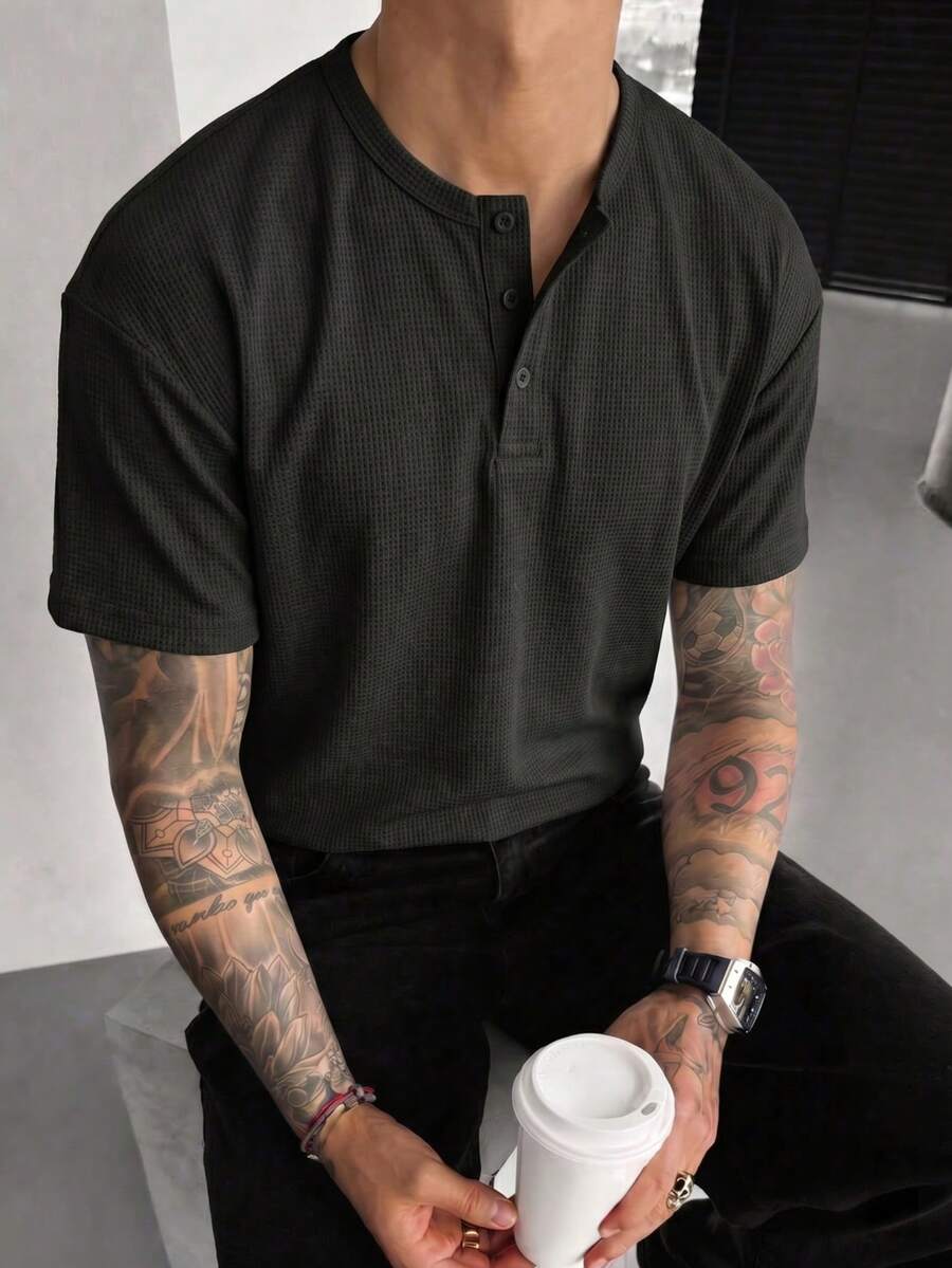 男士T恤，华夫格纹短袖，舒适透气的Polo/亨利领，款式方便舒适，抗起球抗皱，可机洗，适合夏季聚会、休闲和度假穿着，复古风格 - 黑色 - 查看 1