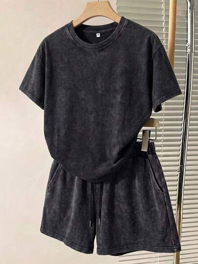 Bộ đồ thời trang thường ngày phong cách đường phố dành cho nữ - Áo thun và quần short, trang phục đường phố, phong cách cuối tuần, vẻ ngoài retro thời thượng, chất liệu vải bạc màu.