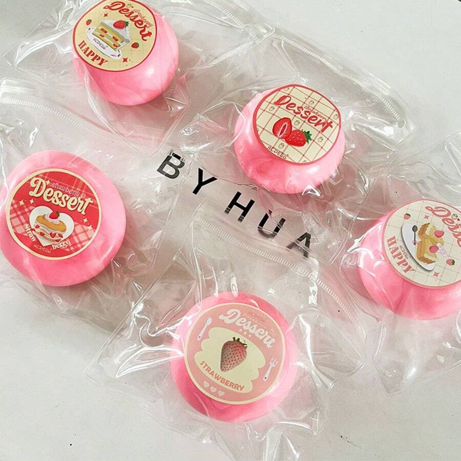 这款草莓球造型的玩具，拥有可爱吸睛的设计，清新舒缓的色调更添魅力。它采用TPR材质，柔韧有弹性，回弹缓慢，触感柔软舒适，挤压时能有效缓解压力，回弹均匀，且经久耐用。小巧便携，易于收纳，是节日送礼的佳品，有助于放松身心，舒缓情绪，兼具美观与质感。