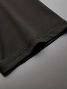 Disney A Men'S T-Shirt Featuring Lightning Mcqueen From 'Cars' With Prints On The Front And Back. This Casual Round-Neck Tee Is Comfortable And Suitable For Both For Sports And Everyday Wear. It'S A Great Gift Option And A Must-Have For Easter Parti - 黑色 - 查看 4