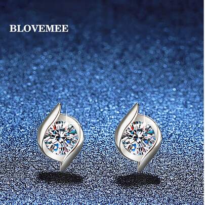 BLOVEMEE Bộ 2 bông tai bạc 925 tối giản, đính 2 viên đá Moissanite 0.5 carat, thích hợp cho nữ giới đeo hàng ngày, dự tiệc, đi nghỉ mát, là món quà trang sức unisex lý tưởng cho Ngày của Mẹ, kỷ niệm ngày cưới, sinh nhật.