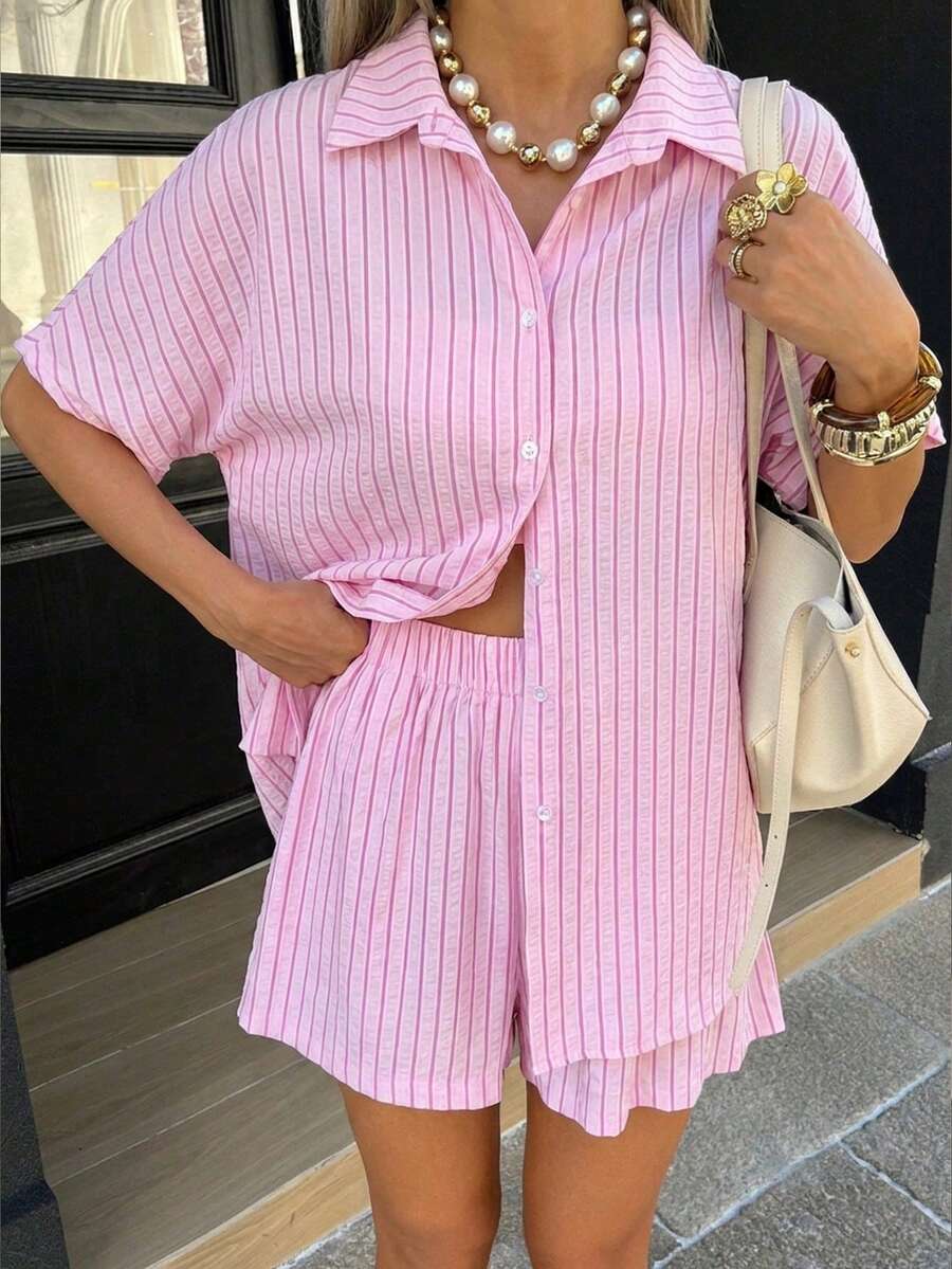 VIVINA 女士夏季时尚休闲简约条纹衬衫短裤两件套，纹理面料设计，女士夏季服装，女士沙滩装，女士度假装，女士休闲套装，女士粉色条纹套装 - 粉色 - 查看 1