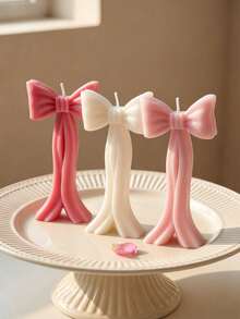 1/3 pièces Bougie en forme de nœud français blanc cassé/rose clair. Décoration de chambre coquette, centre de table de mariage. Cadeau idéal pour la remise des diplômes 2026, la fête des mères, Noël, la Saint-Valentin pour elle, maman, meilleure amie. Lumière d'ambiance romantique pour l'aromathérapie et la méditation. - Nœud papillon de style français - Voir 5