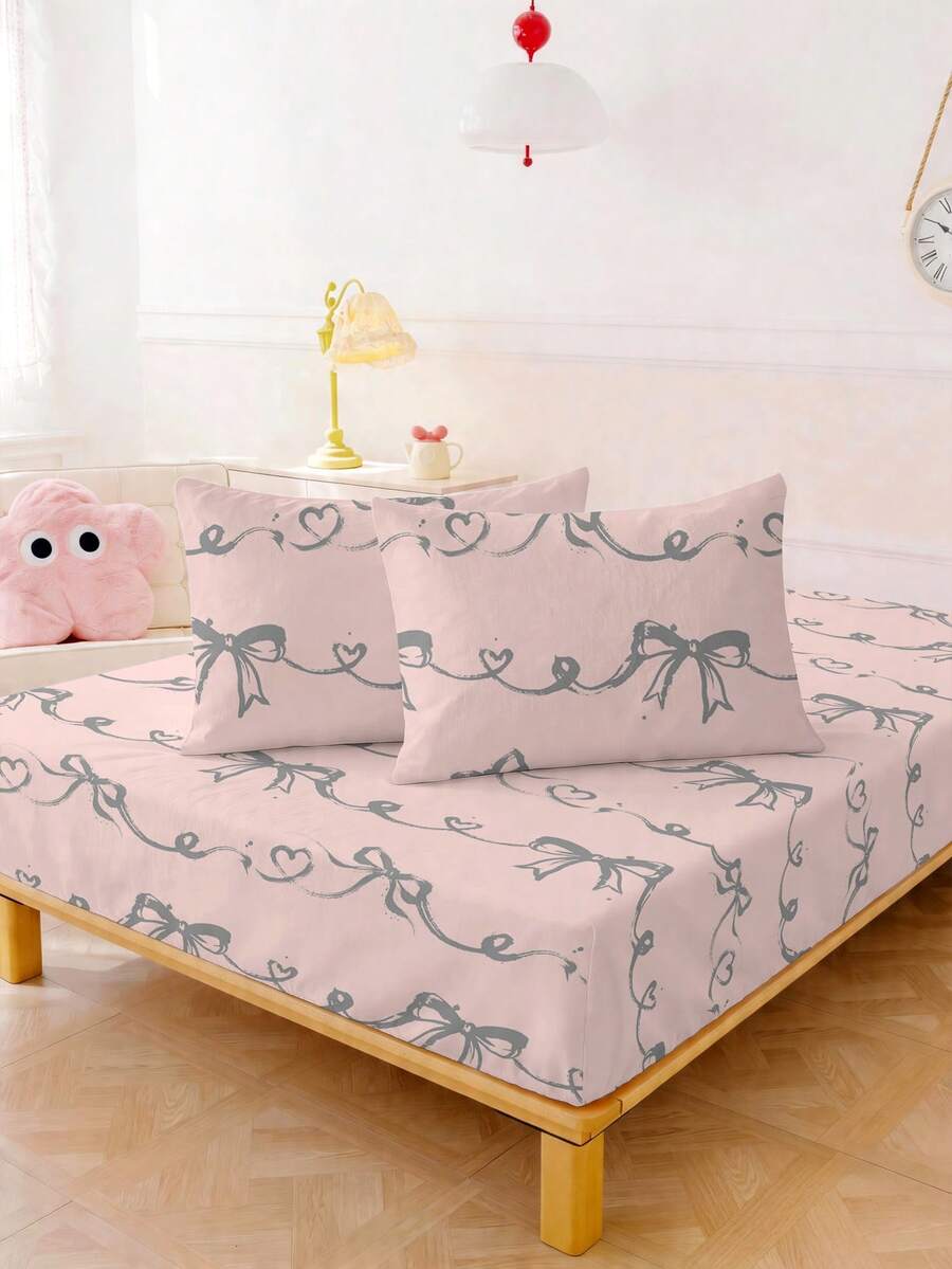 Bộ ga trải giường 2/3 món, chất liệu polyester chải mịn, họa tiết nơ và trái tim cổ điển, gồm 1 ga trải giường và 1/2 vỏ gối. - Màu Hồng baby - Xem 1