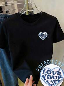 Camiseta de mujer de cuello redondo y manga corta con patrón de corazón "TE EXTRAÑO" - Negro - Ver 1