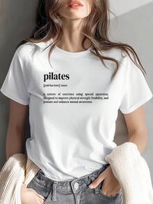Elegante camiseta con patrón de letras Pilates para mujeres, con impresiones de letras inglesas adecus para deportes de verano y otoño. Este tre de vacaciones casual es elegante y retro, con un uste suelto que halaga la figura, perfecto parilates y más - Blanco - Ver 2