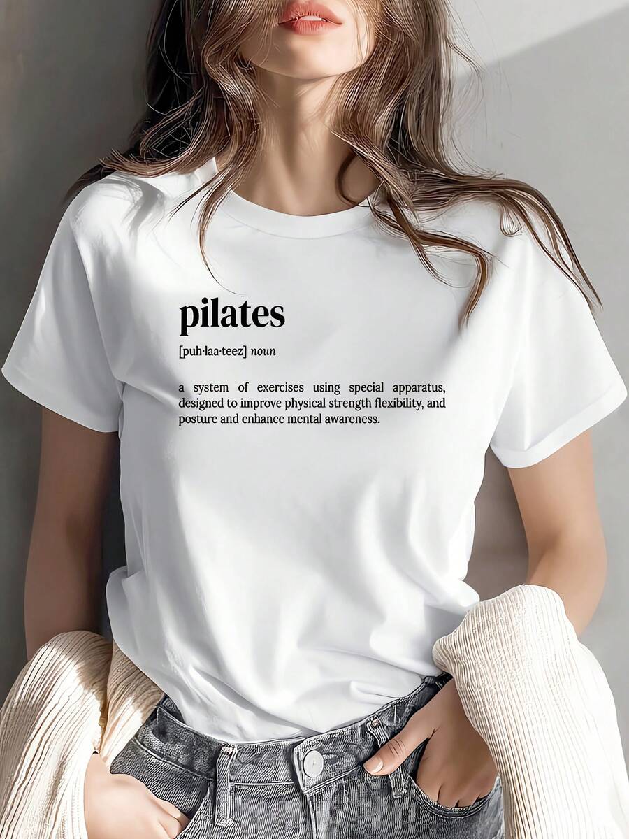 Elegante camiseta con patrón de letras Pilates para mujeres, con impresiones de letras inglesas adecus para deportes de verano y otoño. Este tre de vacaciones casual es elegante y retro, con un uste suelto que halaga la figura, perfecto parilates y más