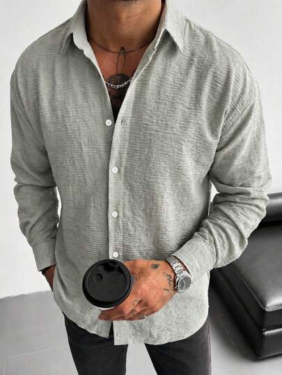 Jasnoszara męska koszula z długim rękawem, wykwintna plisowana koszula z kołnierzykiem, nowoczesny luźny krój, koszula premium, miejska, swobodna, minimalistyczna, wysokiej jakości szara koszula