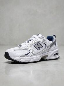 穿上 New Balance 530 白银海军蓝男士运动鞋，尽享全天候舒适与经典风格。这款运动鞋采用透气白色网眼鞋面，搭配金属银色和光滑白色皮革覆面，轻盈支撑，尽显时尚气息。标志性的灰色 New Balance Logo 以海军蓝勾勒轮廓，在鞋侧形成醒目的对比。白色和灰色相间的 ABZORB 缓震鞋底提供灵敏的缓震、稳定性和舒适度，适合日常穿着、健身房锻炼、通勤、运动训练和下班后休闲活动。系带设计确保稳固贴合，百搭的鞋型轻松搭配休闲和运动服饰。 - 白色/天然靛藍 - 查看 1