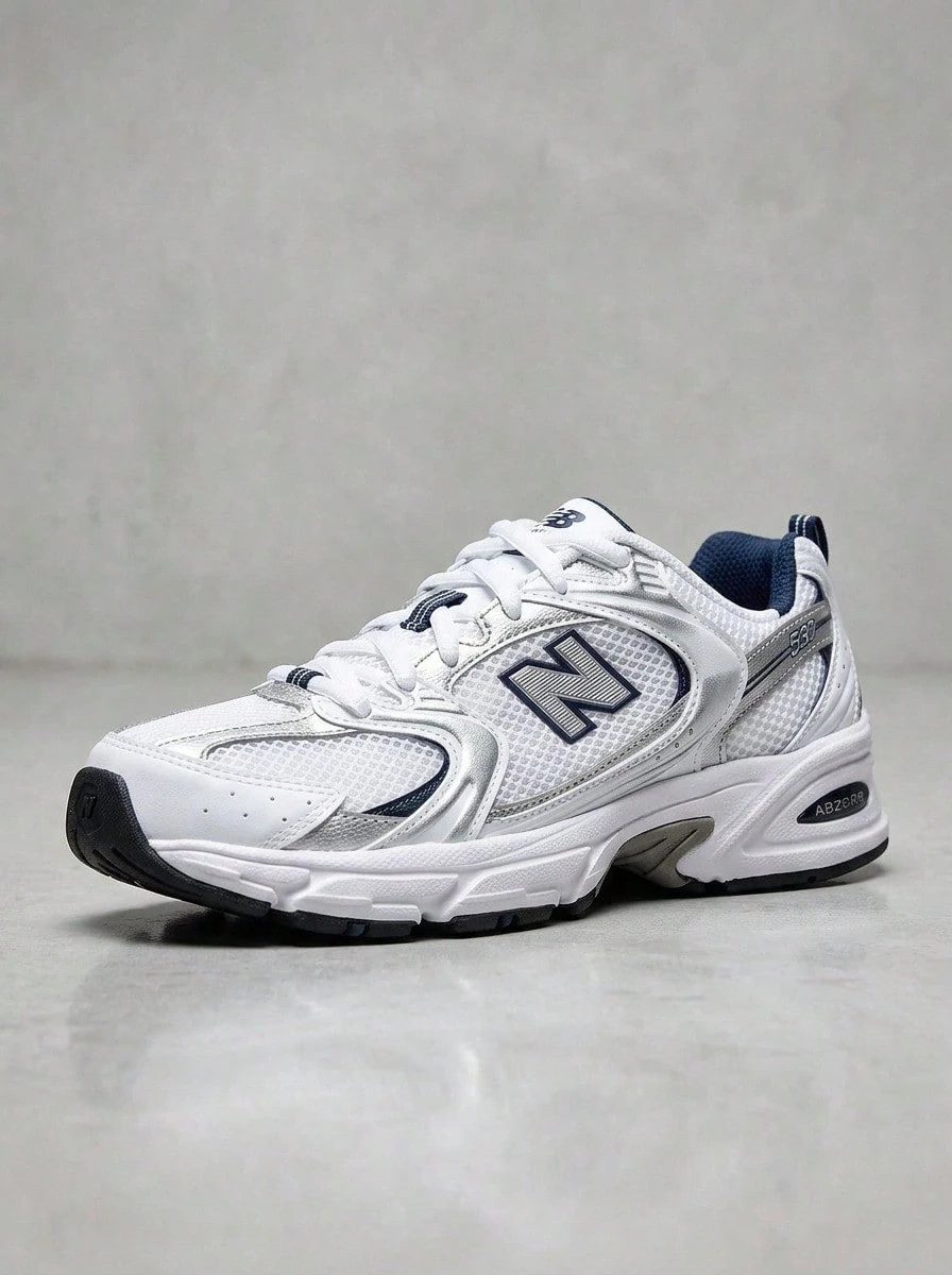 穿上 New Balance 530 白银海军蓝男士运动鞋，尽享全天候舒适与经典风格。这款运动鞋采用透气白色网眼鞋面，搭配金属银色和光滑白色皮革覆面，轻盈支撑，尽显时尚气息。标志性的灰色 New Balance Logo 以海军蓝勾勒轮廓，在鞋侧形成醒目的对比。白色和灰色相间的 ABZORB 缓震鞋底提供灵敏的缓震、稳定性和舒适度，适合日常穿着、健身房锻炼、通勤、运动训练和下班后休闲活动。系带设计确保稳固贴合，百搭的鞋型轻松搭配休闲和运动服饰。 - 白色/天然靛藍 - 查看 1