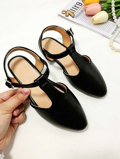 女童黑色婚礼正式礼服鞋，T字带尖头平底鞋，儿童闭趾凉鞋，优雅镂空平底派对鞋，适合学校活动、派对和日常正式场合穿着。