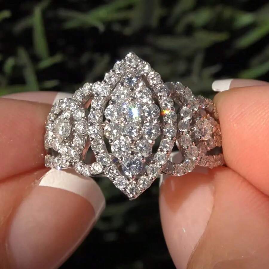 镶嵌奢华立方氧化锆的优雅承诺戒指，婚礼订婚派对礼物（女士款） - 銀色 - 查看 1