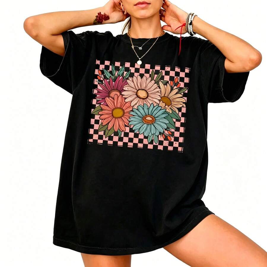 Floral Shirt, Retro Checkered Flowers Shirt, Womens Graphic Tee, Boho Wildflowers Cottagecore Shirt, Gift For Women - Negro - Ver 1