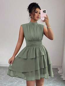 Vestido corto italiano de mujer de gasa con cuello pequeño, cintura recogida, volantes en el bajo y sin mangas, para uso casual, viajes, tardes de té, en colores lisos, para primavera/verano - Verde - Ver 6