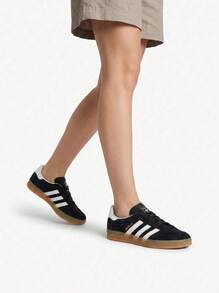 Core Black / Cloud White / Gum