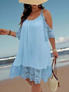 Vestido midi casual de vacaciones con cuello de pico, mangas cortas con hombros abiertos, encaje y tela arrugada en contraste - Celeste - Ver 3