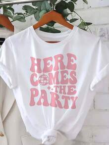 Camiseta gráfica de tamaño más "aquí viene la fiesta" de las mujeres - cuello de tulación casual, manga corta, mezcla de  elástica, top de moda de primavera/verano con diseño de tierra, top de toda la tempor | top de impresión juguetón | uste cómodo - Blanco - Ver 2