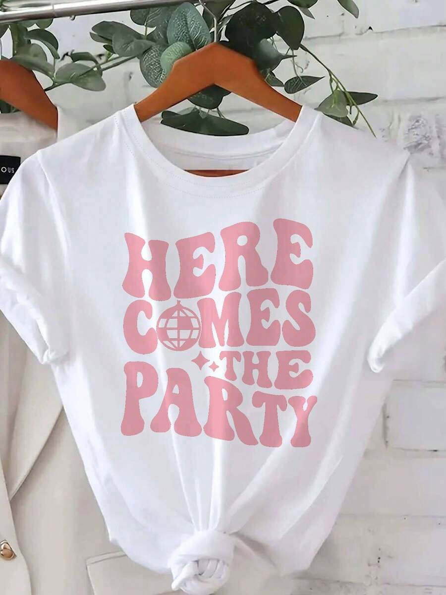 Camiseta gráfica de tamaño más "aquí viene la fiesta" de las mujeres - cuello de tulación casual, manga corta, mezcla de  elástica, top de moda de primavera/verano con diseño de tierra, top de toda la tempor | top de impresión juguetón | uste cómodo