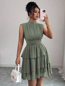 Vestido corto italiano de mujer de gasa con cuello pequeño, cintura recogida, volantes en el bajo y sin mangas, para uso casual, viajes, tardes de té, en colores lisos, para primavera/verano - Verde - Ver 7